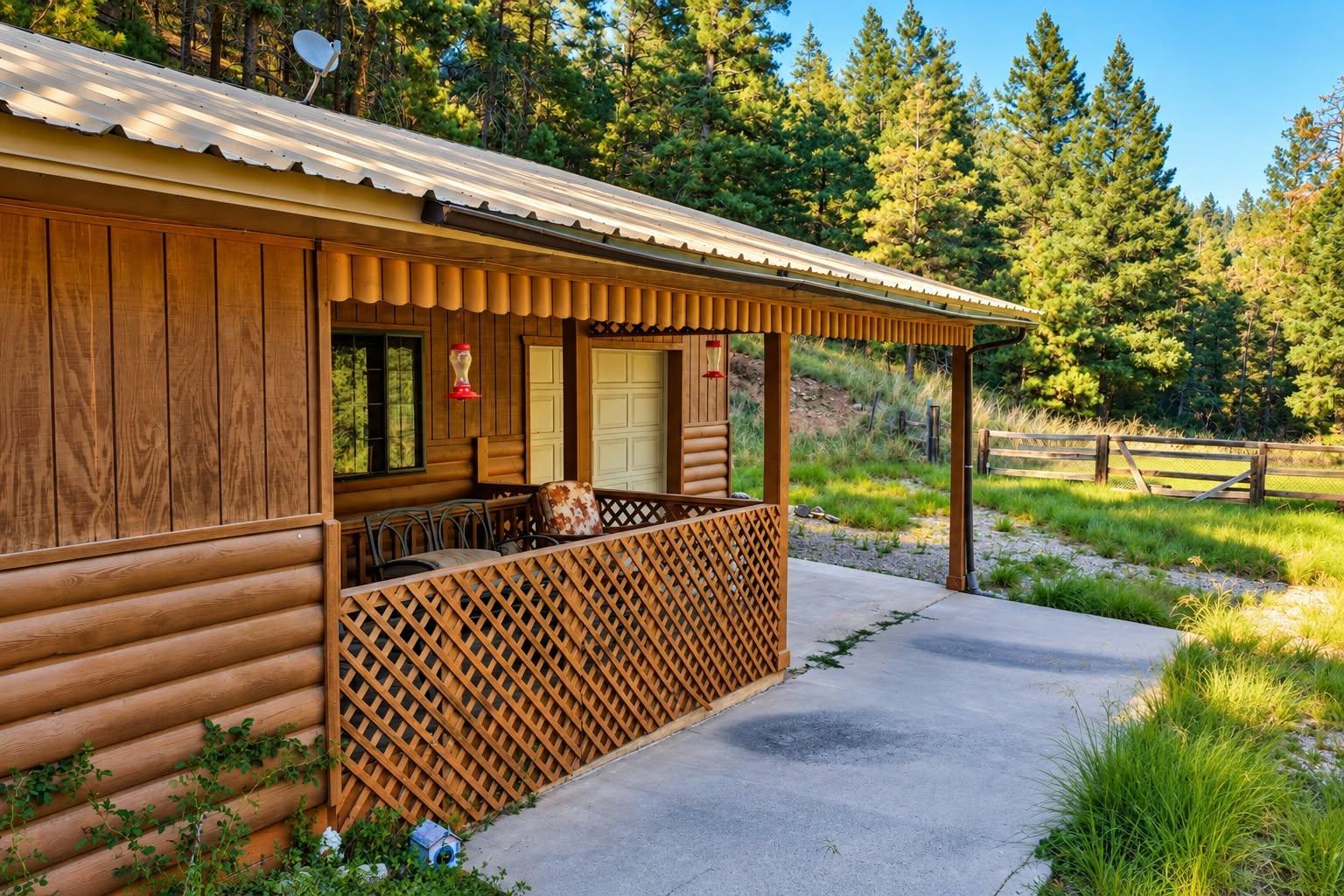 Covered front porch of the Rio Peñasco River Ranch cabin